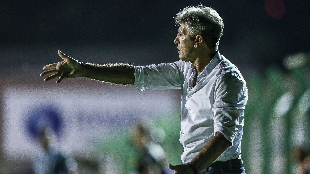 Renato Gaúcho alerta para falta de paciência da Federação e critica estádio.