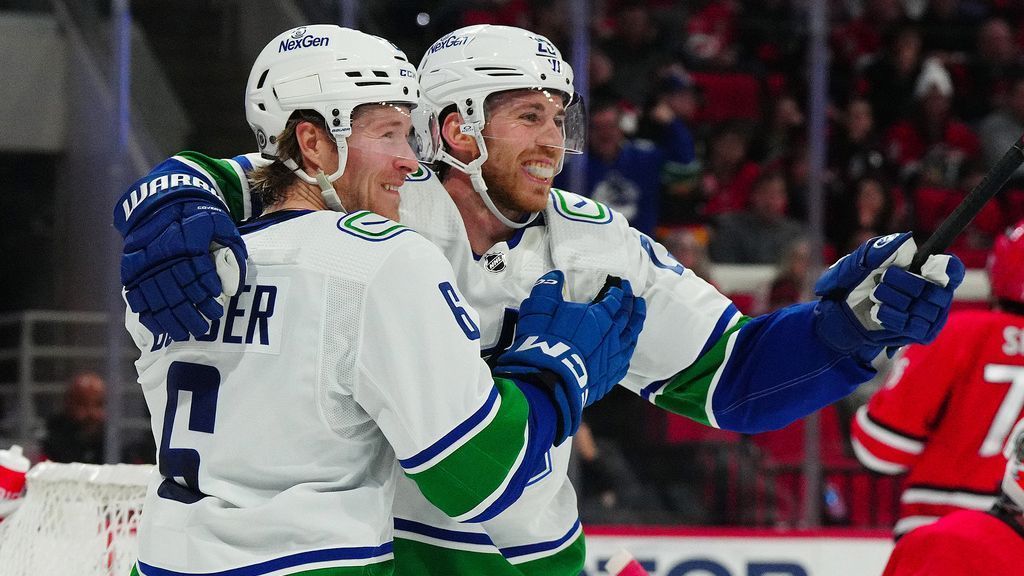 Lindholm scores two goals in Canucks debut