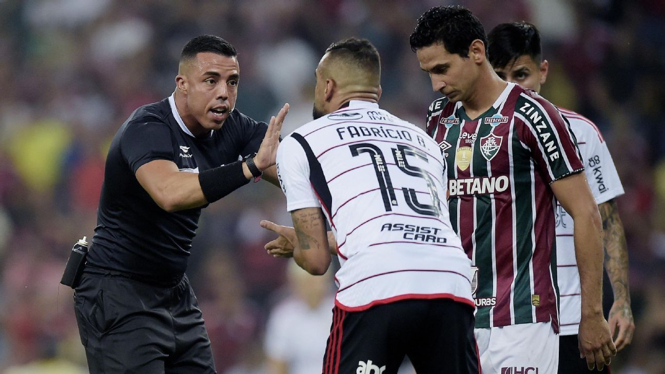 Diretor do Flamengo critica arbitragem por uso desnecessário do VAR em lance violento.