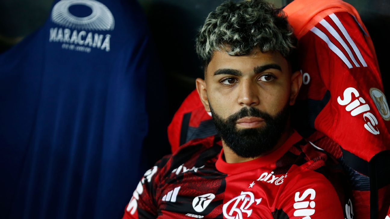 Gabigol enfrenta falta de espaço no Flamengo de Tite após suspensão.