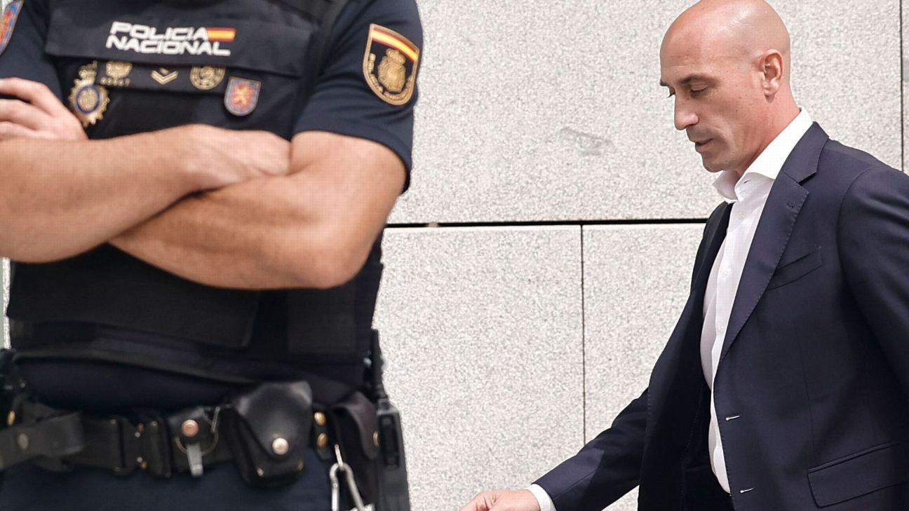 Rubiales, aresztowany po przybyciu do Madrytu;  Po złożeniu zeznań wypuścili go