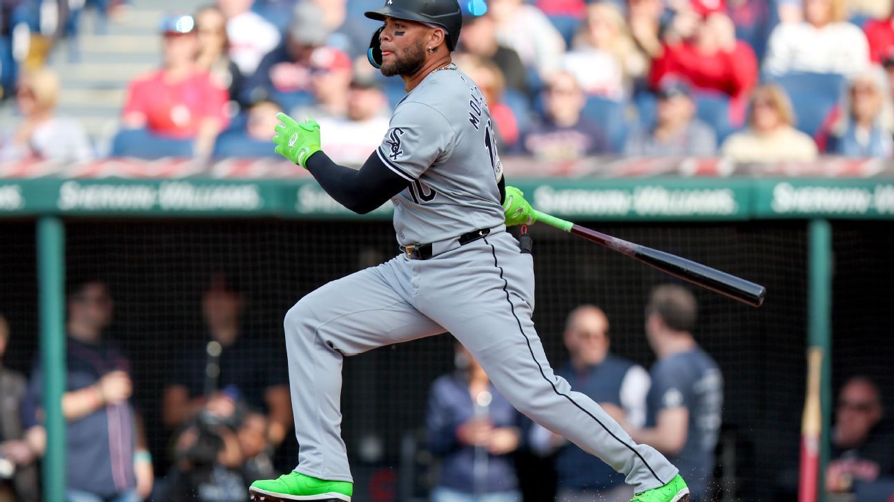 White Sox 3B Moncada helped off with hip injury