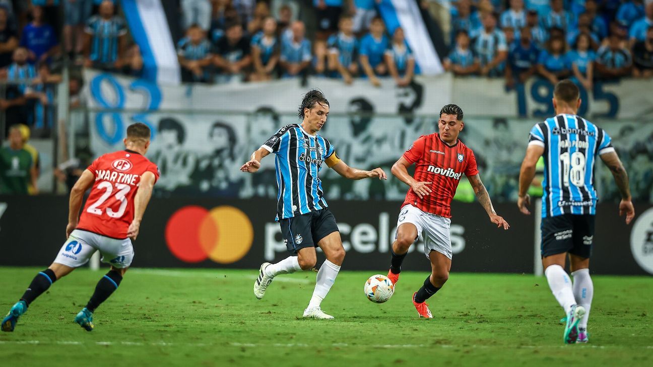 Grêmio busca inspiração em brasileiros para conquistar Libertadores após duas derrotas.