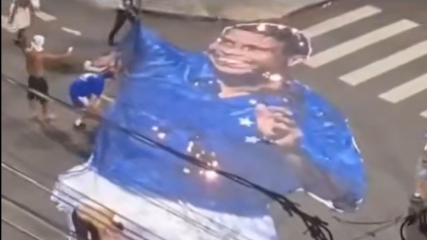 Torcedores do Cruzeiro queimam bandeirão de Ronaldo Fenômeno após revés na Sul-Americana