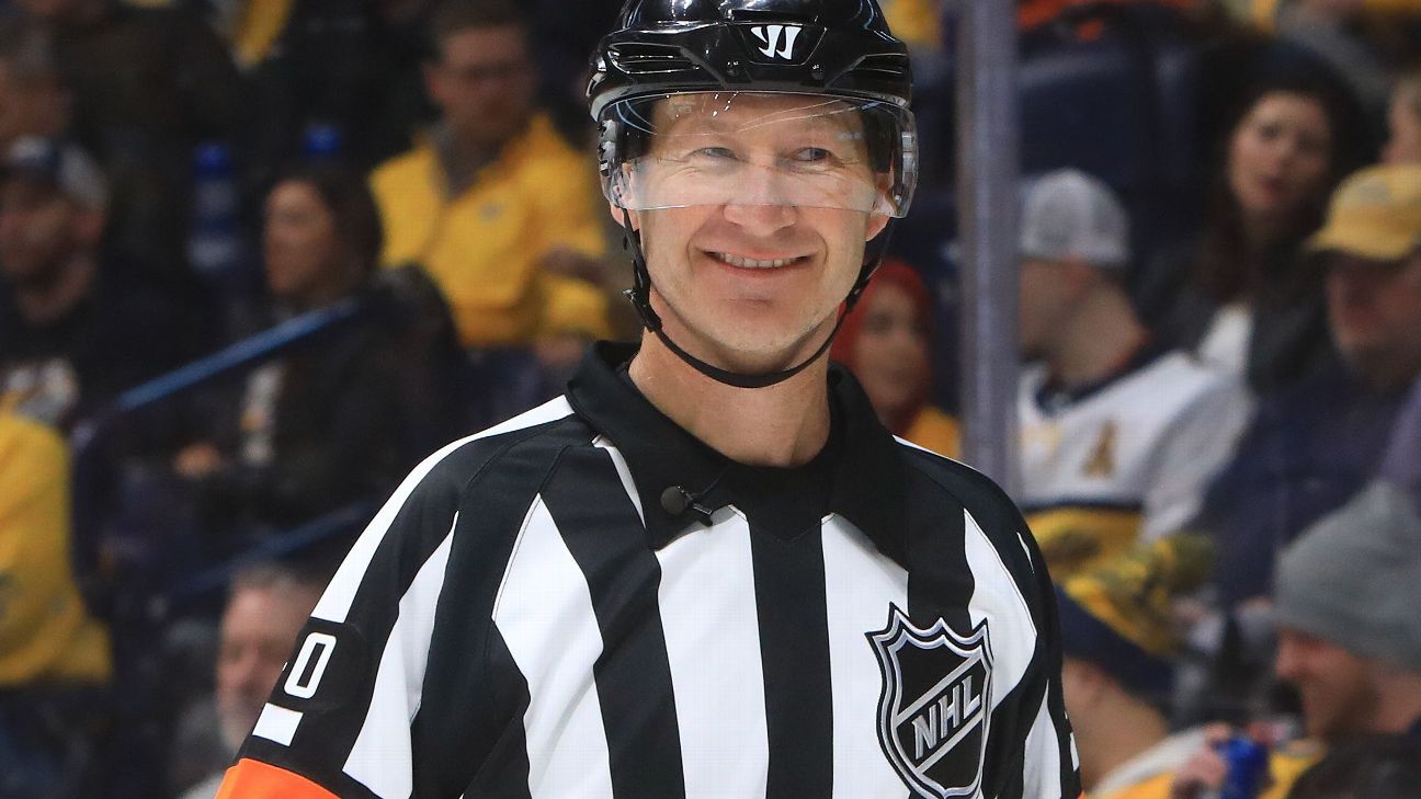 NHL-Schiedsrichter Steve Kozari kehrt nach einer Kollision auf dem Eis zurück