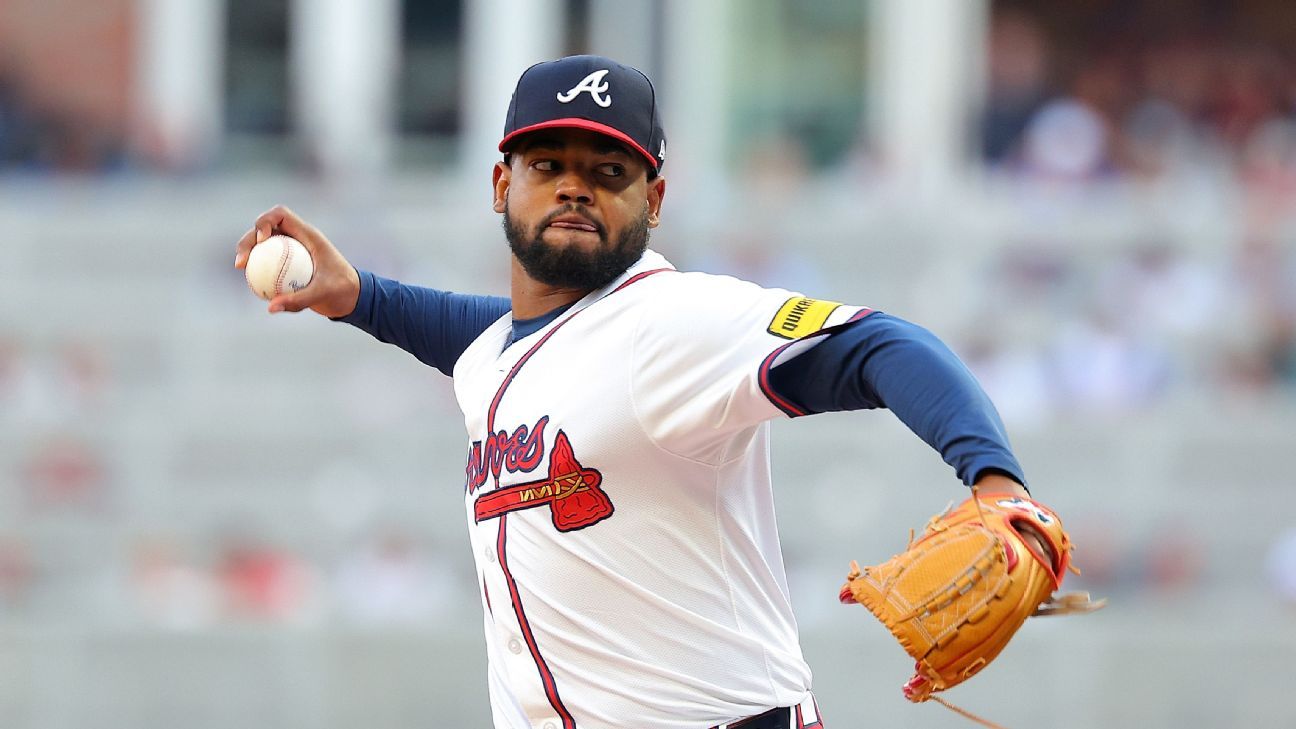 Braves put RHP López on IL with shoulder injury