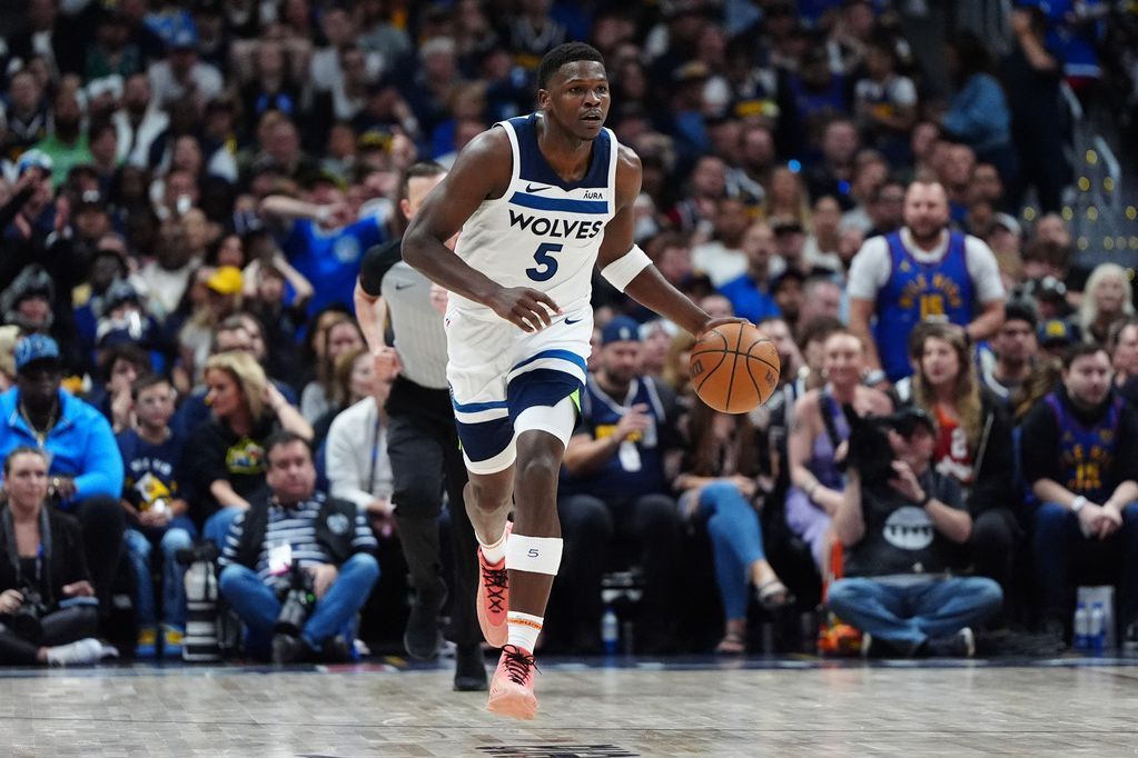 Anthony Edwards cai 43, Timberwolves rouba o jogo 1 em Denver