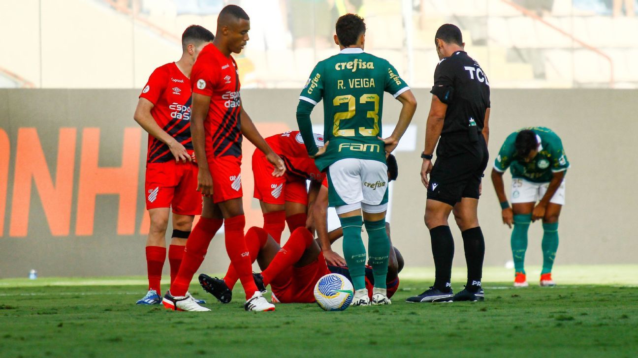 Foi falta ou não? CBF divulgou áudio do VAR de lance com Veiga e Fernandinho no Athletico x Palmeiras