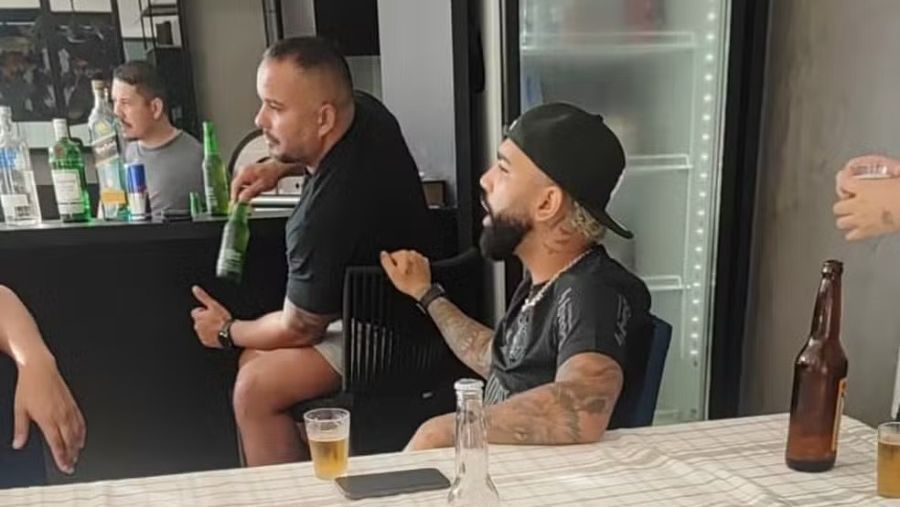Gabigol flagrado com camisa do Corinthians gera crise no Flamengo