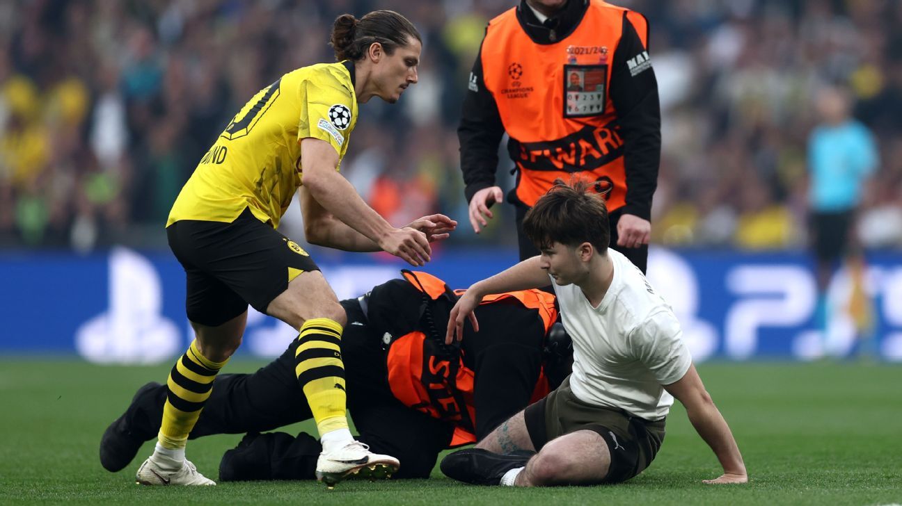 inicio-accidentado-hinchas-invadieron-el-campo-en-la-gran-final-de-la