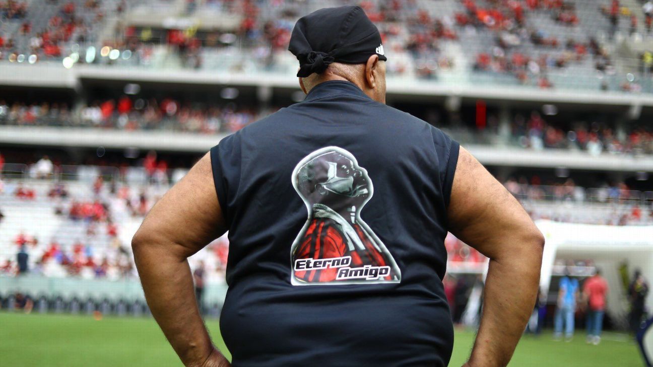 Massagista do Athletico-PR presta homenagem ao ícone Deni do Flamengo.