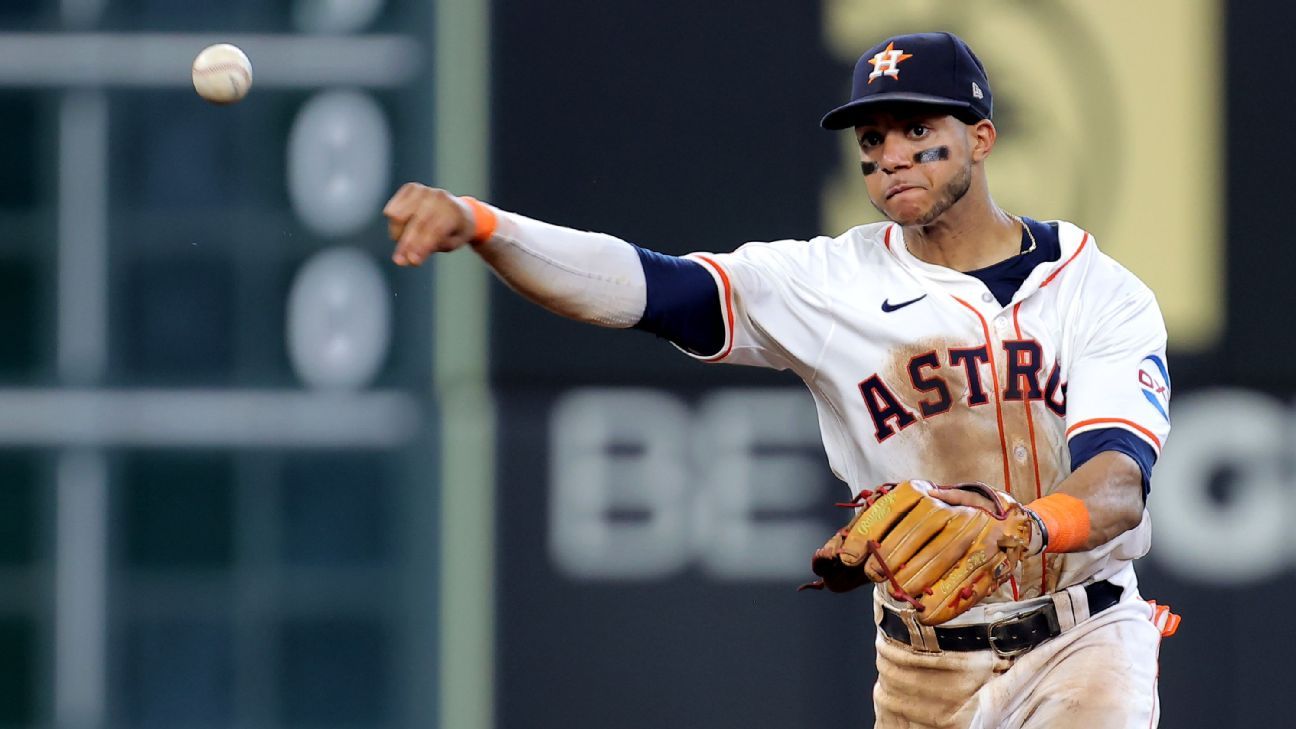 Astros' Pena misplays fly during in-game interview