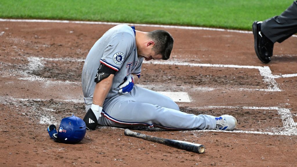 Rangers' Seager exits after wrist struck by pitch