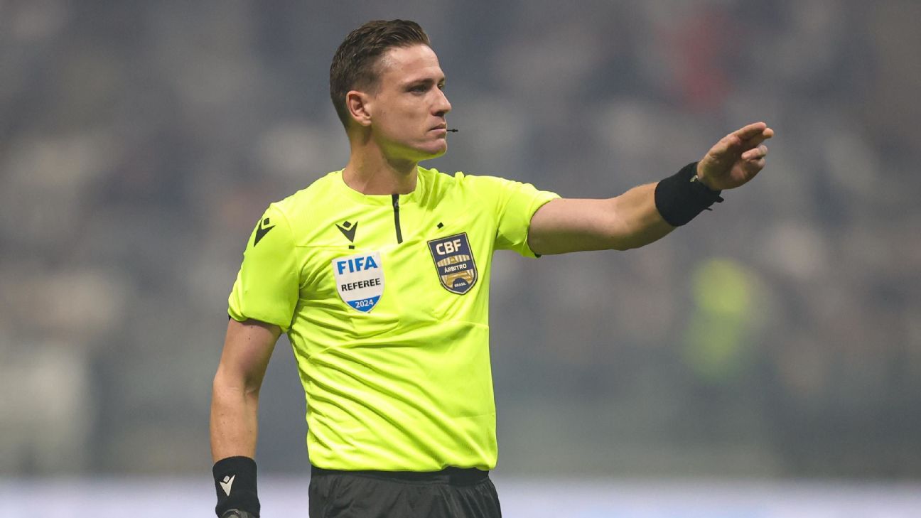 Var divulga áudio polêmico de possível pênalti em Atlético-MG x Flamengo: pé enrosca.