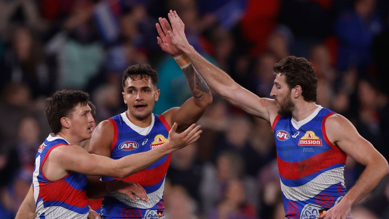 Bulldogs bounce back with upset AFL win over Blues