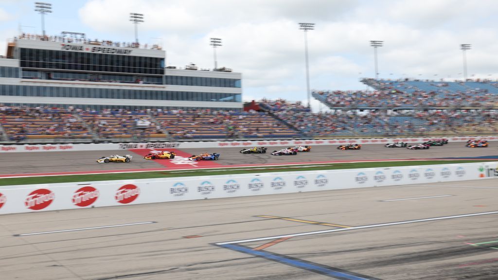 Robb hurt in last-lap, 4-car crash in IndyCar race Auto Recent