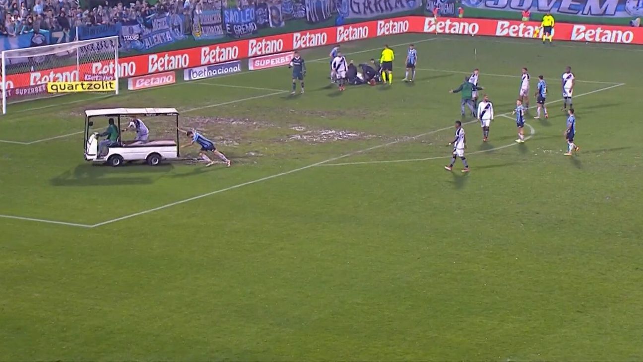 Carrinho-maca atola no gramado durante Grêmio x Vasco, jogadores ajudam a empurrar