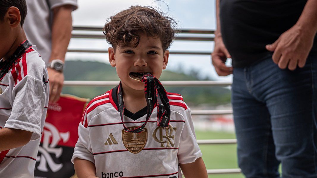 Flamengo concede título de sócio honorário a filho de Everton Ribeiro