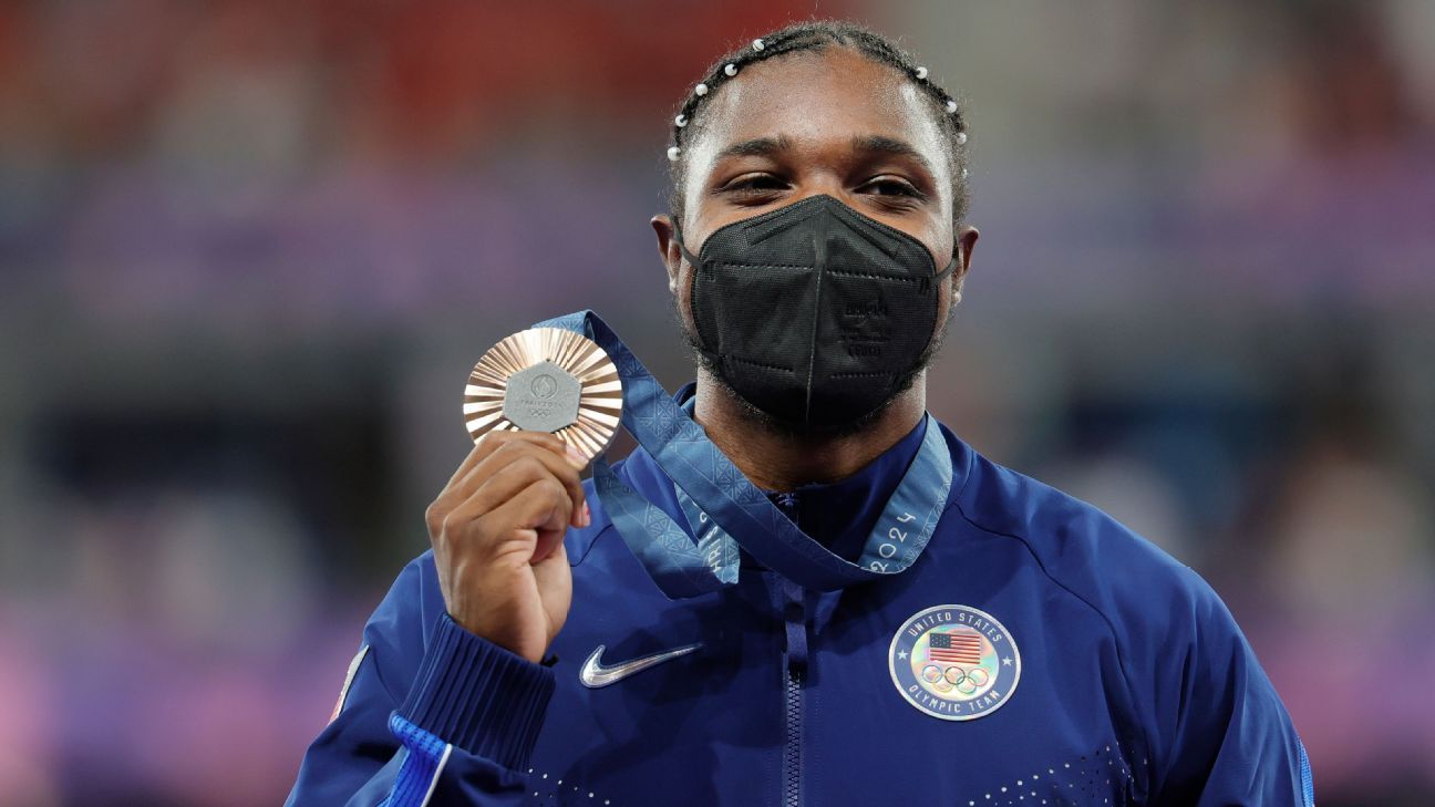 Olympics: Masked Noah Lyles (COVID) accepts bronze in 200m