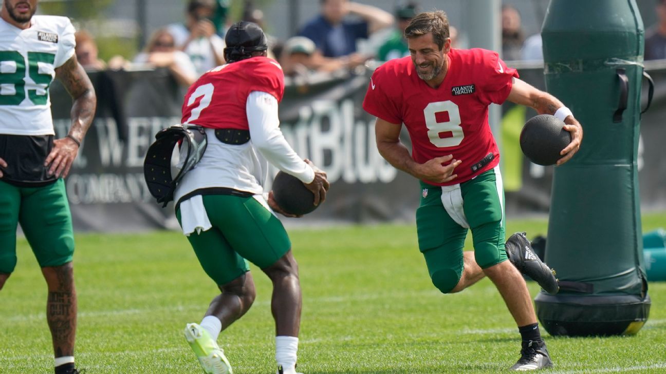 Jets quarterbacks Rodgers and Taylor have fun as old boys in the room