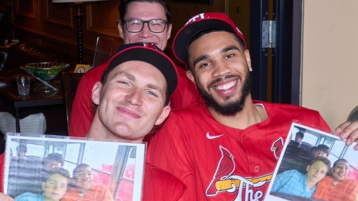 Tatum, Tkachuk re-create bus photo, throw first pitch at Cardinals game