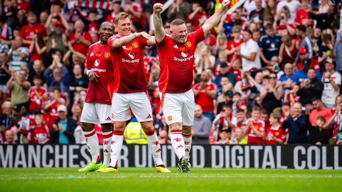 Wayne Rooney marca un golazo en el partido de leyendas del Manchester United