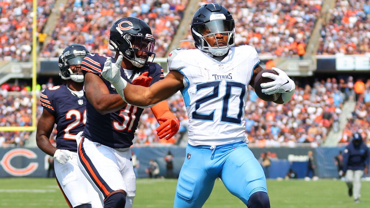 Tony Pollard runs 26 yards for a TD in his Titans debut