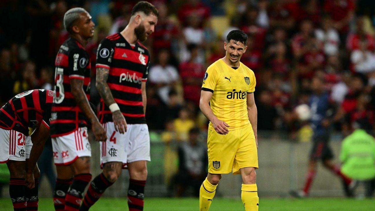 Leo Pereira critica pressa do time após derrota surpreendente do Flamengo.