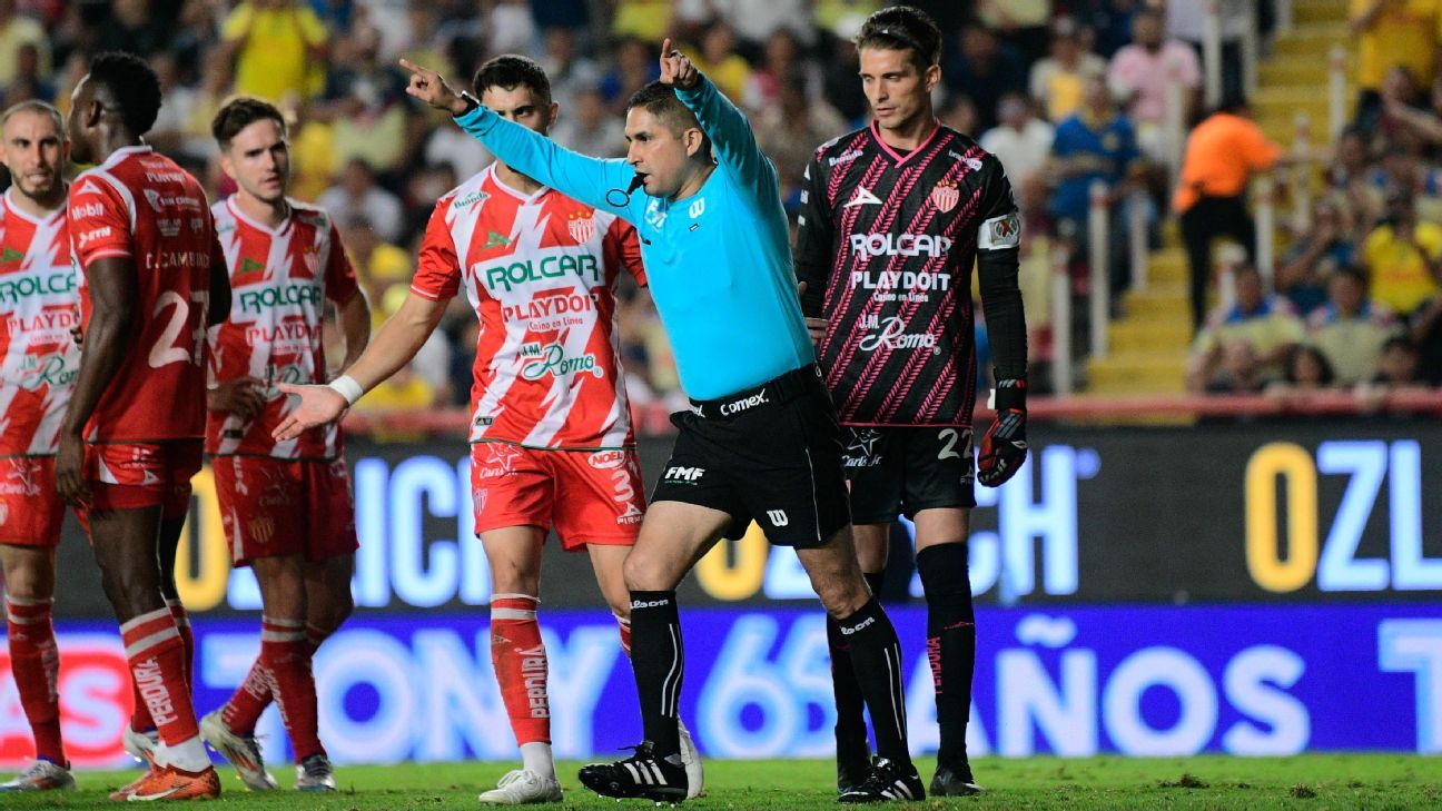 Referee dispute in Necaxa vs America stories