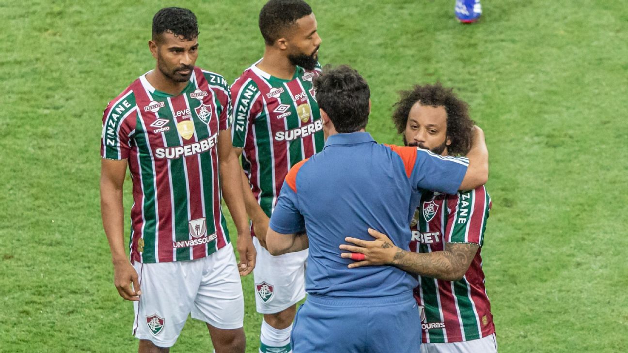 Fernando Diniz reencontra e abraça equipe do Fluminense antes de confronto emocionante.