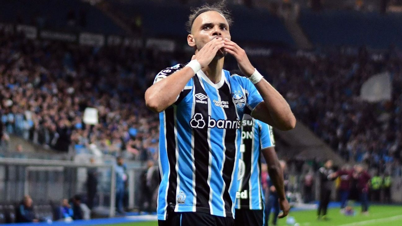 Grêmio vence fortaleza e se distancia da zona de rebaixamento no Brasileirão.