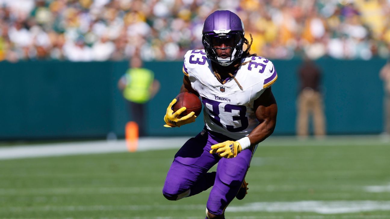 Vikings RB Aaron Jones left the game with a hip injury