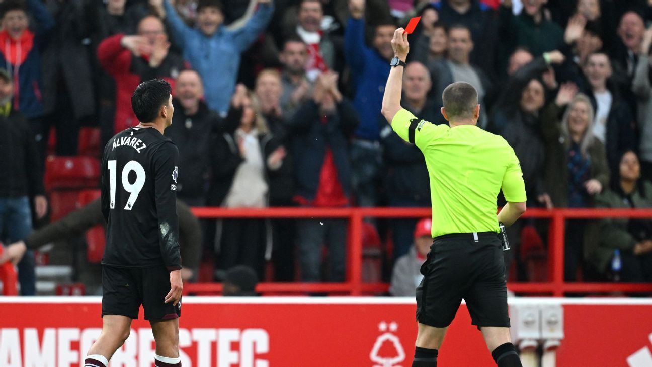 Edson Álvarez, sent off in the duel against Nottingham Forest