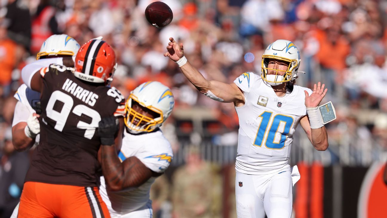 Fantasy football last-minute pickups for Week 10: Justin Herbert, Jonnu ...