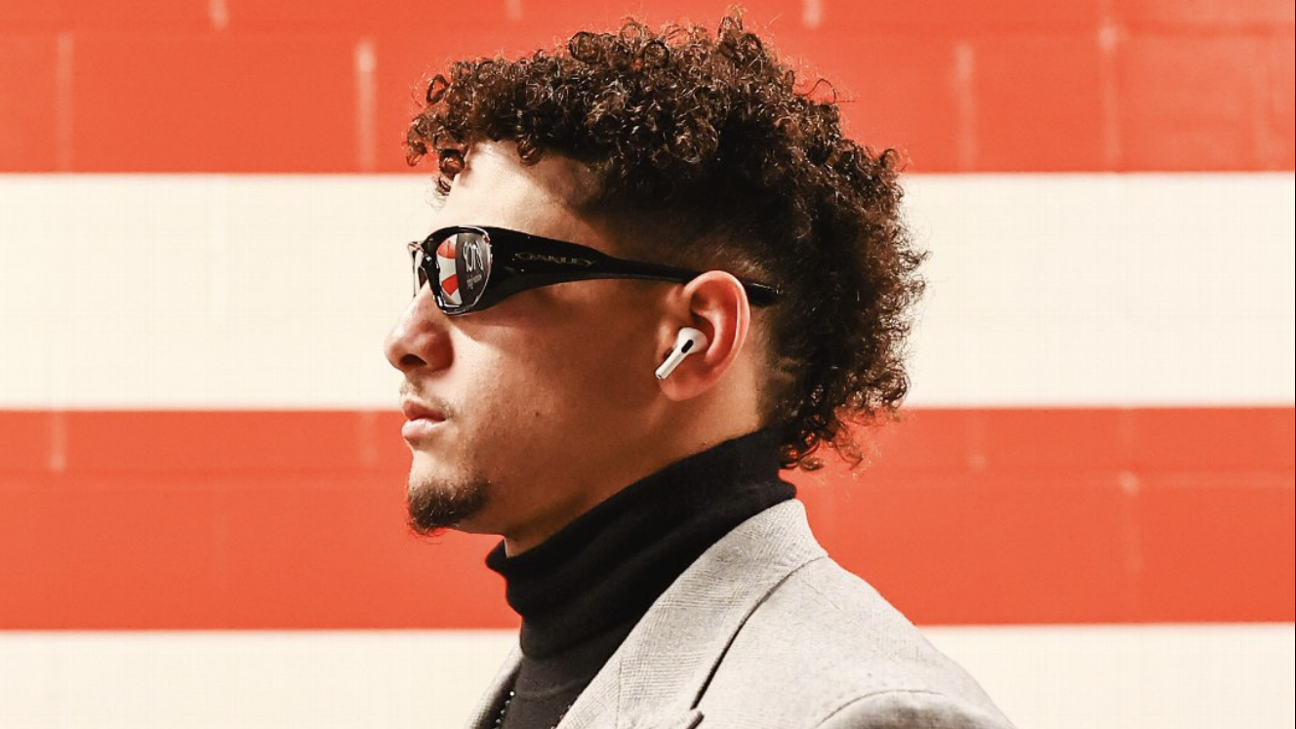 Patrick Mahomes' turtleneck and chain leads Week 15 arrivals - ESPN