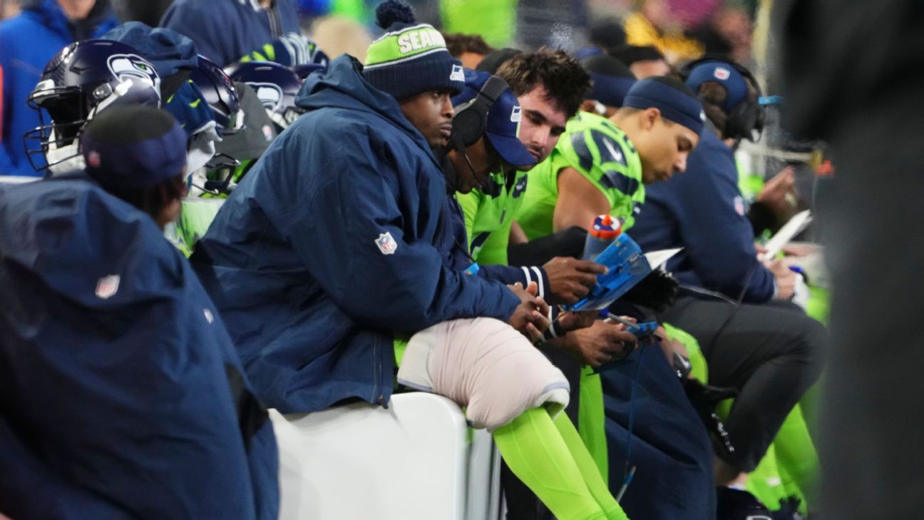 Knee injury forces Seattle QB Smith from SNF loss