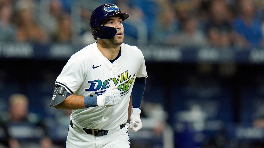 Orioles agree to 1-year deal with OF Carlson