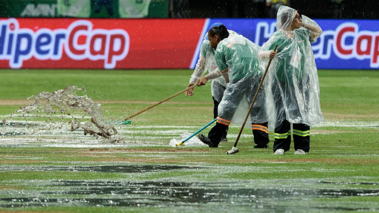 Gramado do Allianz Parque alagado atrasa clássico entre Palmeiras e Corinthians no Paulistão.