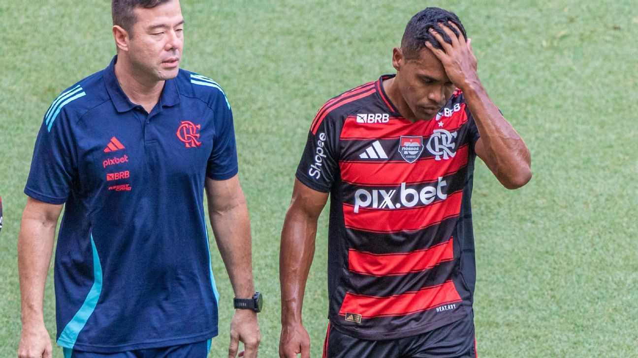 Flamengo atualiza boletim médico de Alex Sandro após lesão contra Fluminense