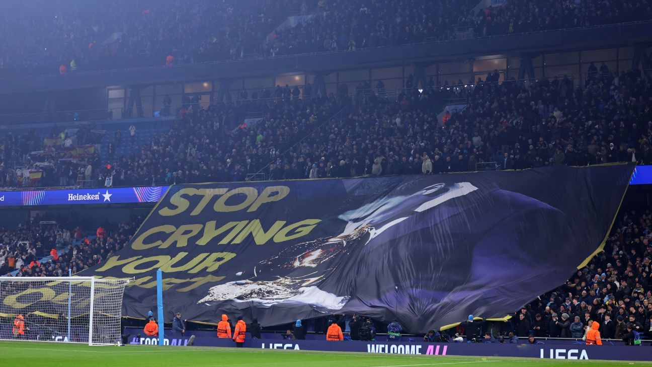 Torcida do City provoca Vinicius Jr. com bandeirão: 'Pare de chorar'