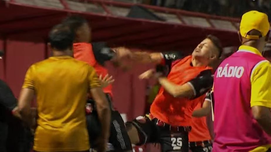 Jogo do Vitória no Baiano tem jogador expulso por agredir membro da própria comissão técnica