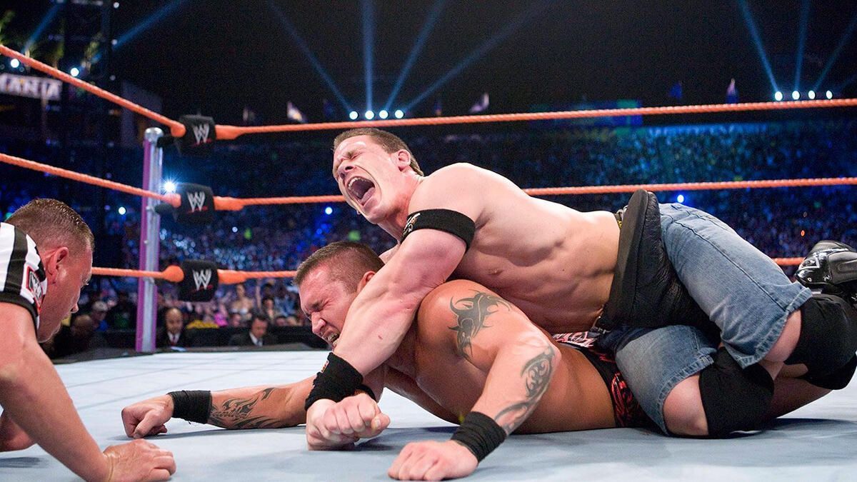 La primera derrota de John Cena en WrestleMania fue en WrestleMania 24 contra Randy Orton y Triple H. Cortesía de WWE