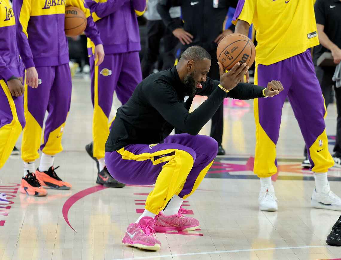 LeBron James reacciona en un partido