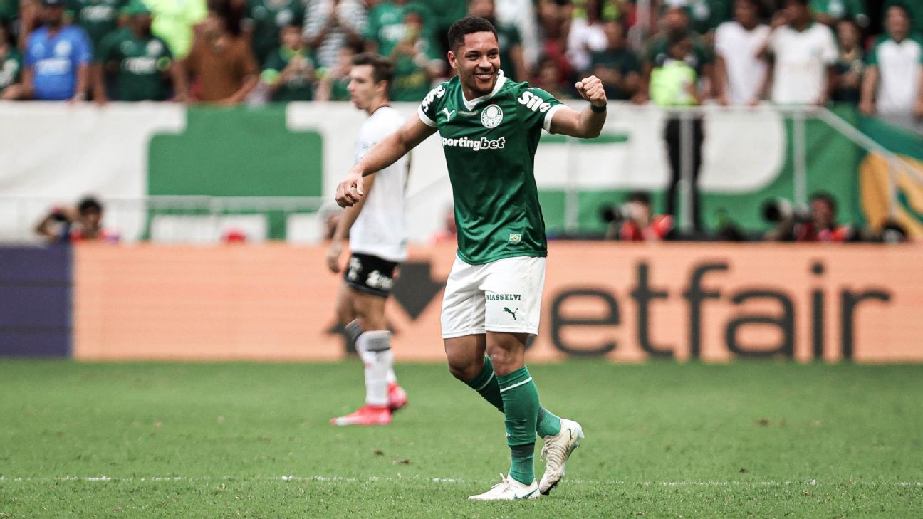 Vitor Roque finalmente desencanta, Palmeiras bate Vasco e vence mais uma no Brasileirão
