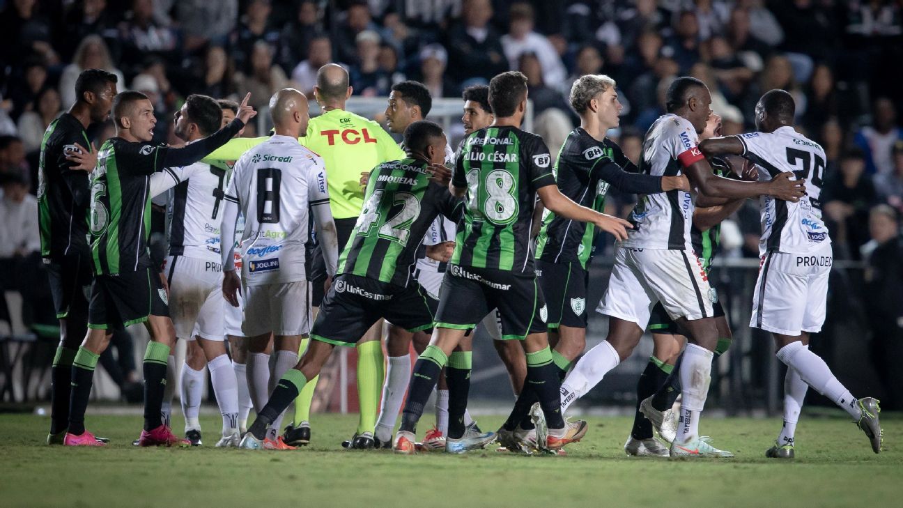 O que árbitro relatou na súmula de Operário x América-MG após jogador ser acusado de injúria racial e jogo ser paralisado
