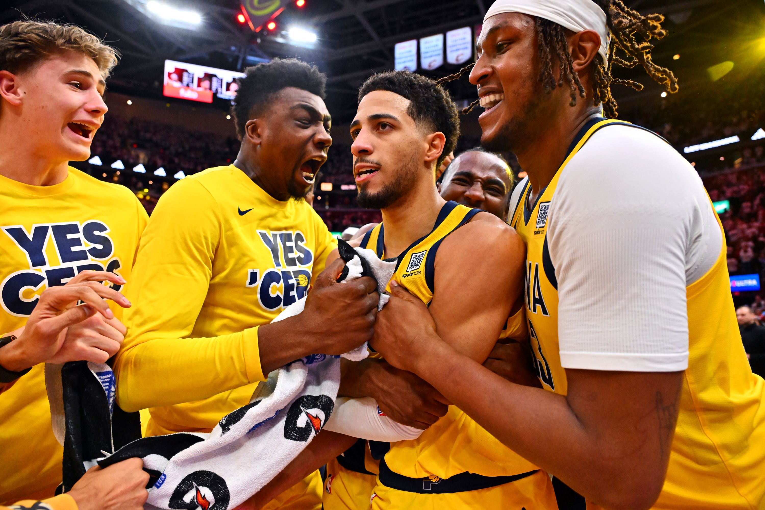 Tyrese Haliburton no-look celebration