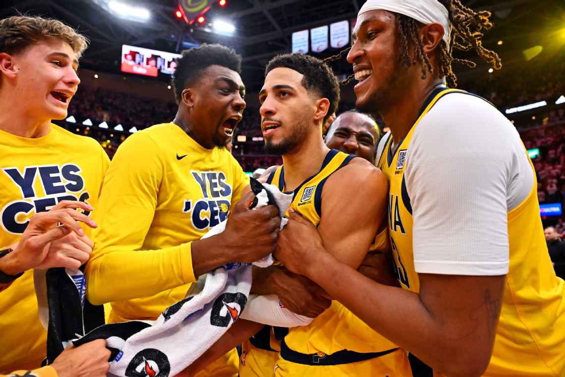 Тайриз Халибертон празднует победный бросок в игре Кавальерс - Пэйсерс