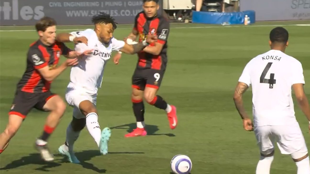 Tyrone Mings fue considerado en una acción futbolística normal tras impactar a Alex Scott.