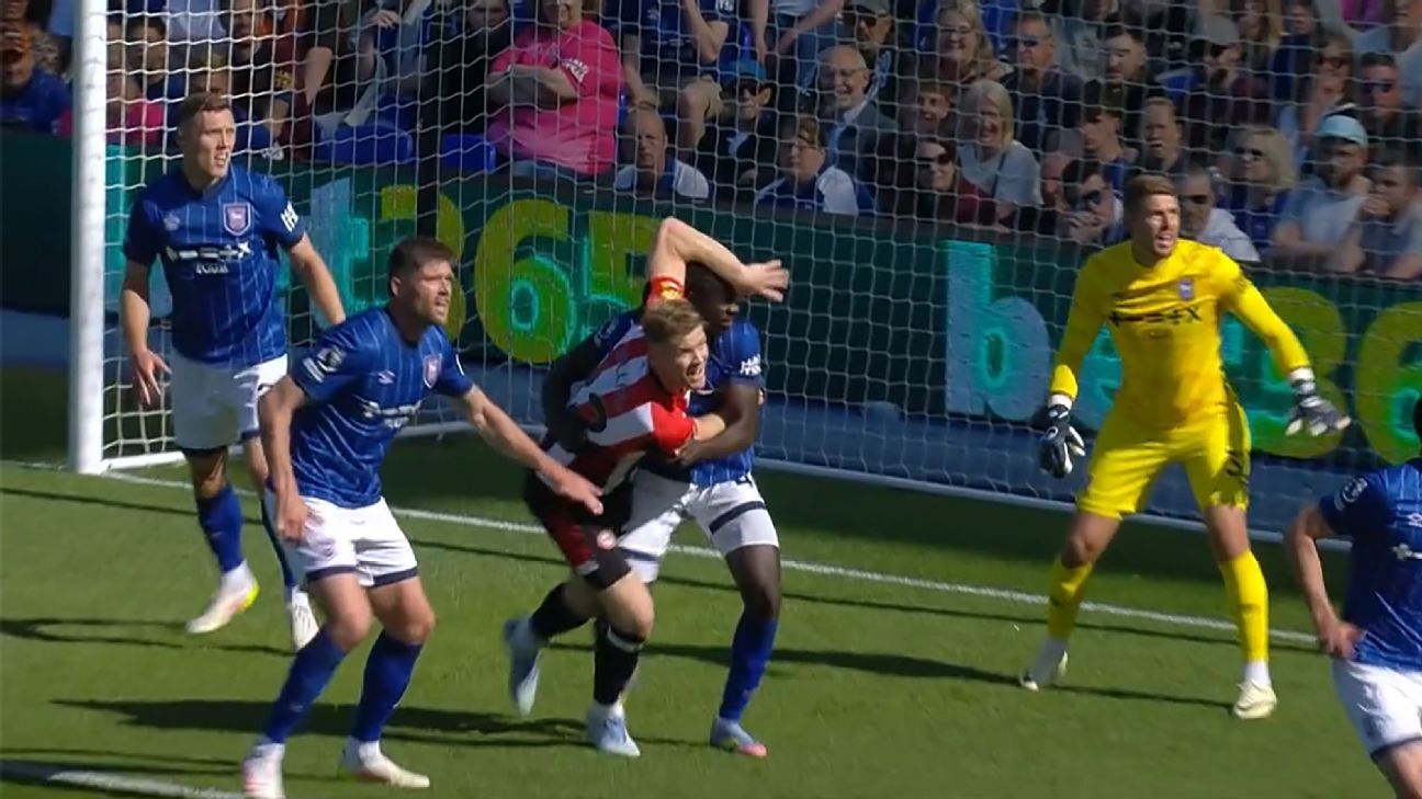 Inicialmente hubo agarre mutuo entre Nathan Collins y Axel Tuanzebe.