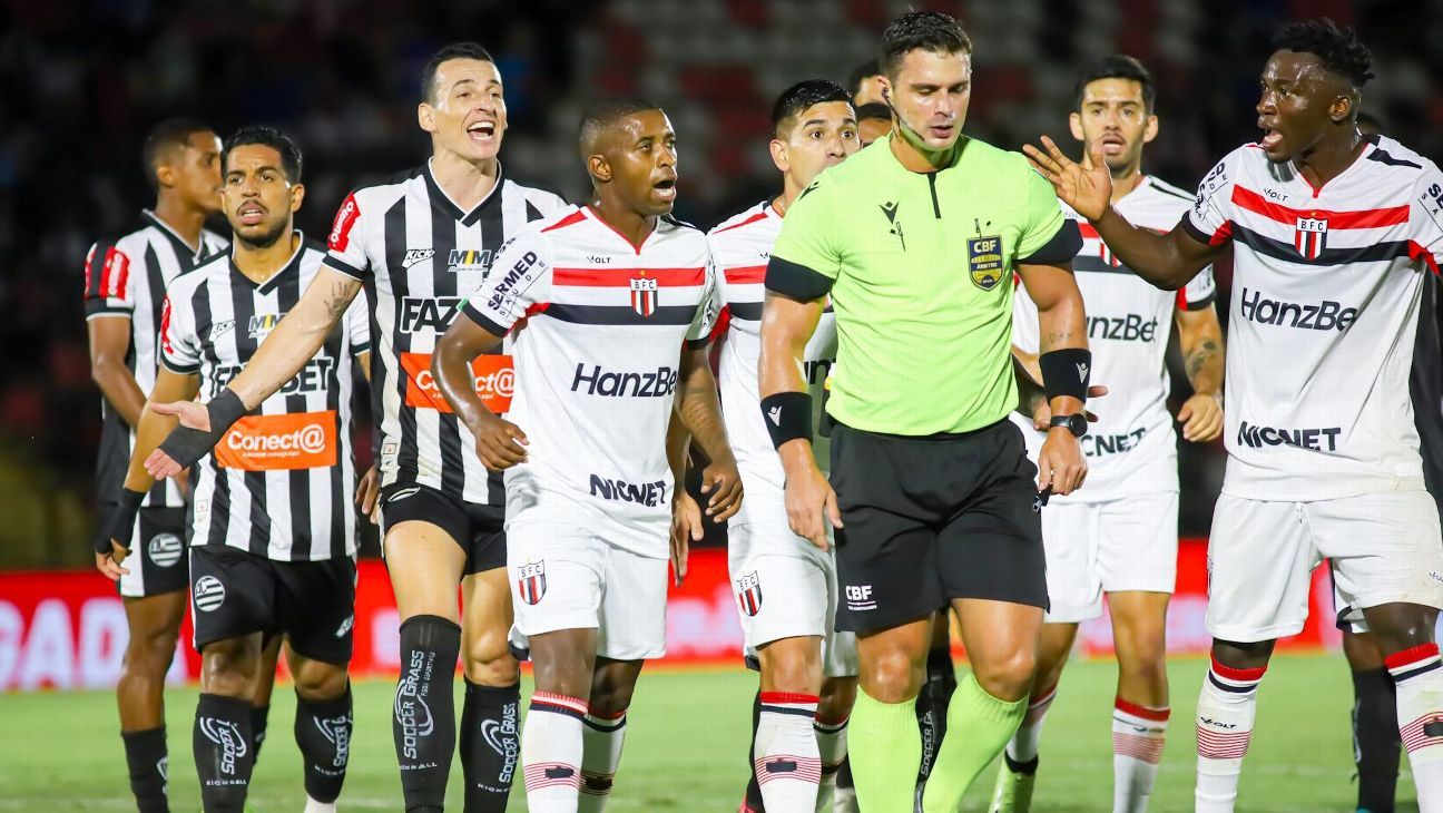 Árbitro tira cartão vermelho por engano e causa reação hilária em jogo da Série B
